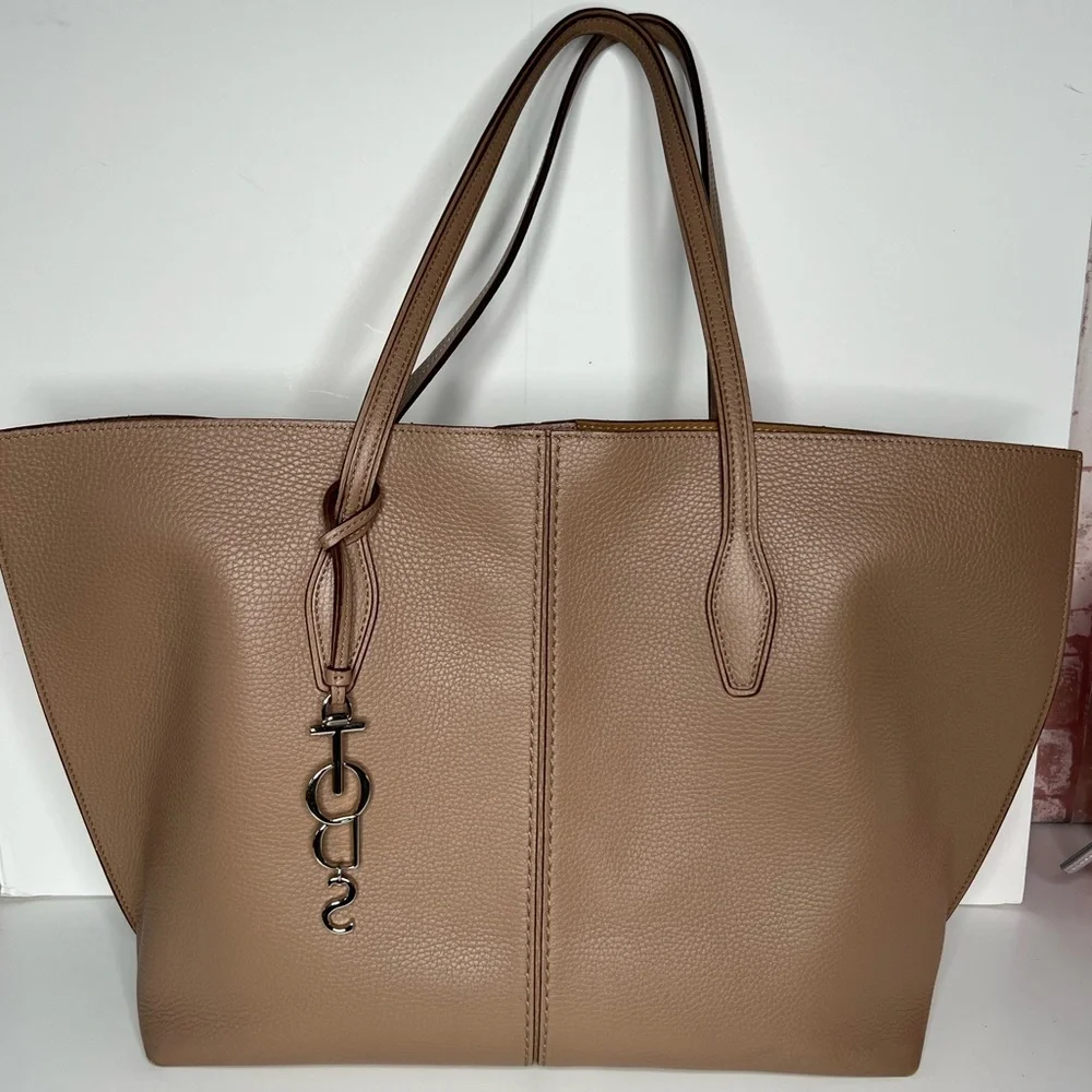 $1,265 Tod’s Logo Joy Blush Pebbled Leather Medium Shoulder Bag Nude Tan
